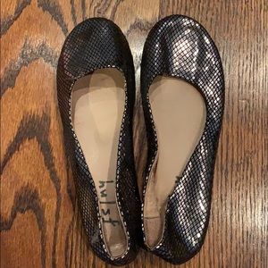 Shiny metallic small wedge flats